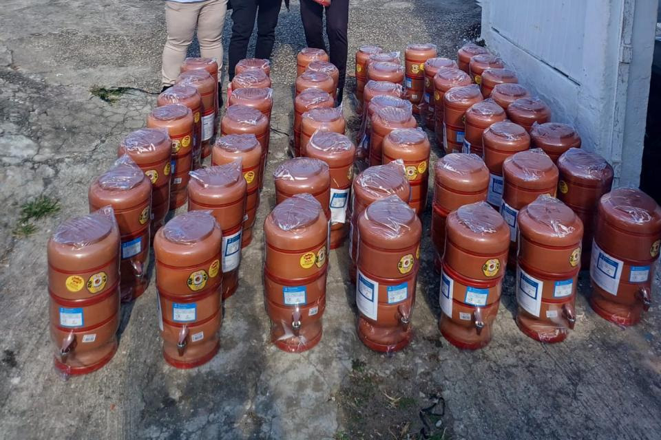 Filtros de barro com velas de prata coloidal prontos para a distribuição.