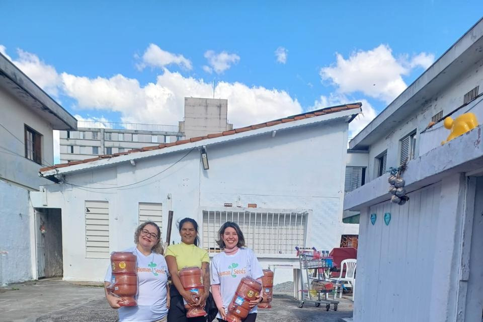 Voluntárias entregam os filtros na comunidade Beira-Rio.